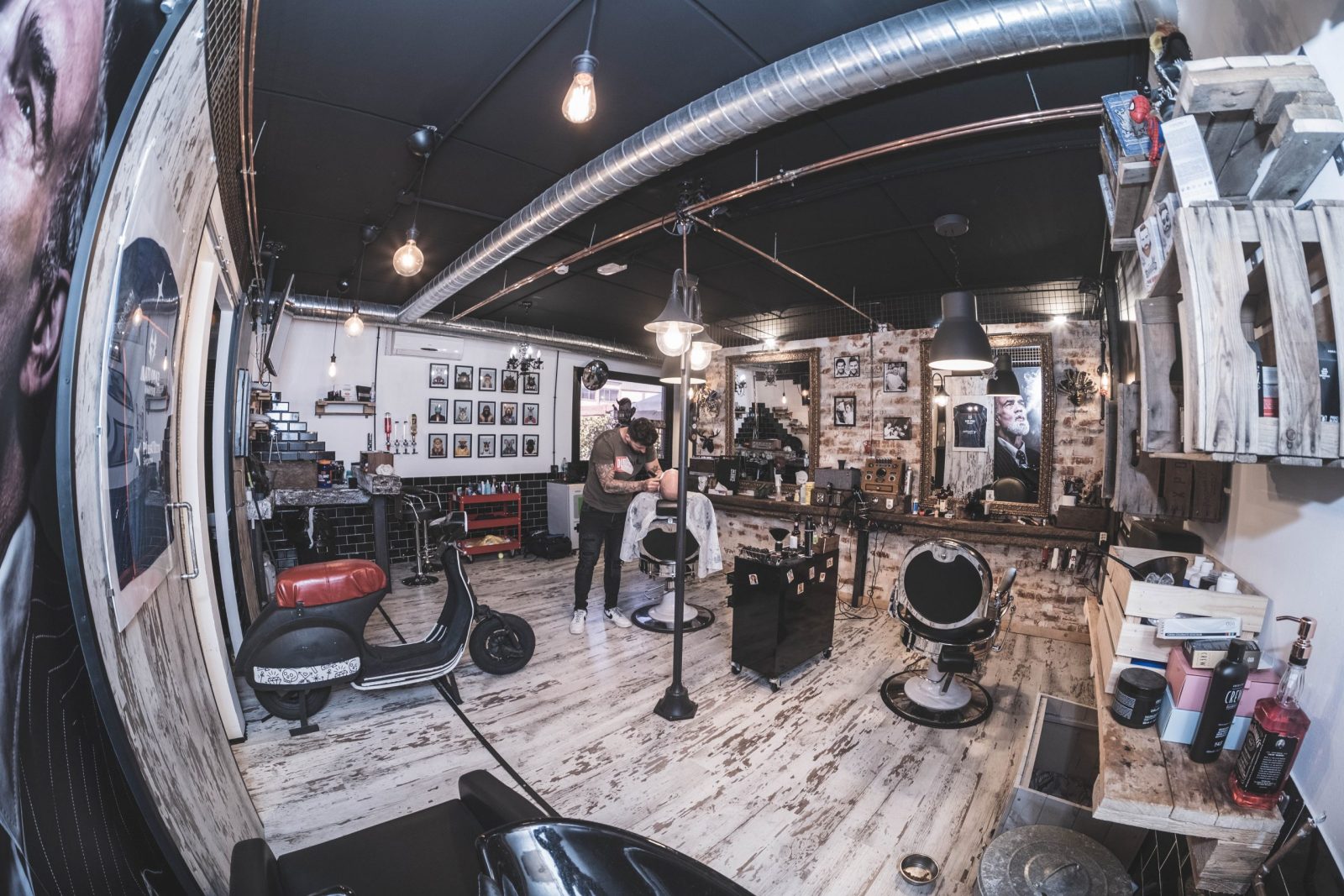Zona de trabajo en la Peluquería Barbería DeDiego Barbershop en Móstoles